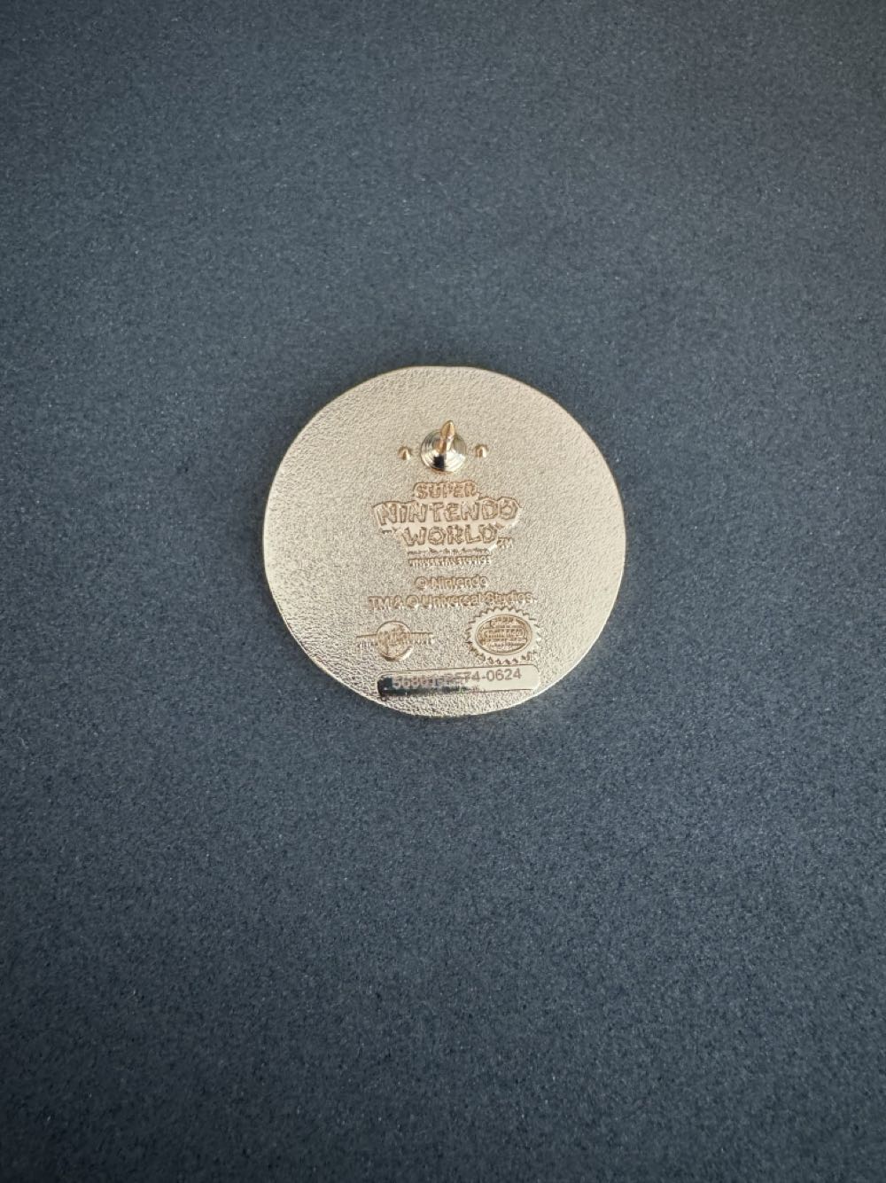 Mario Kart - Crown - Super Nintendo World pin collectible [Barcode 400013486363] - Main Image 3