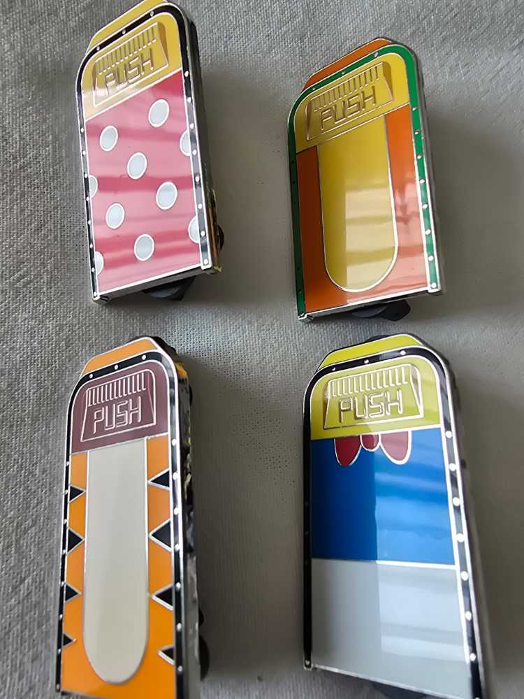 2025 - Character Trash Bins Mystery Disney Set - Pluto - Common pin collectible [Barcode 400990820396] - Main Image 2