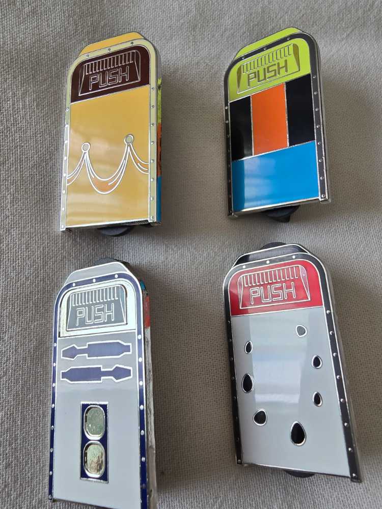 2025 - Character Trash Bins Mystery Disney Set - Pluto - Common pin collectible [Barcode 400990820396] - Main Image 3