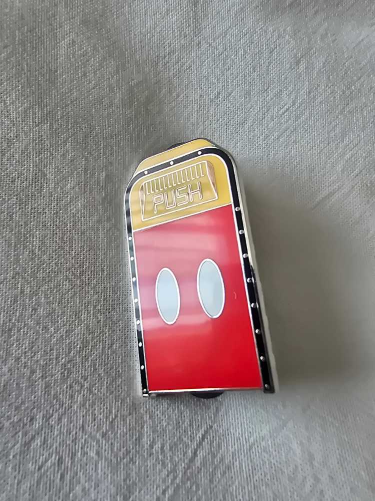 2025 - Character Trash Bins Mystery Disney Set - Pluto - Common pin collectible [Barcode 400990820396] - Main Image 4