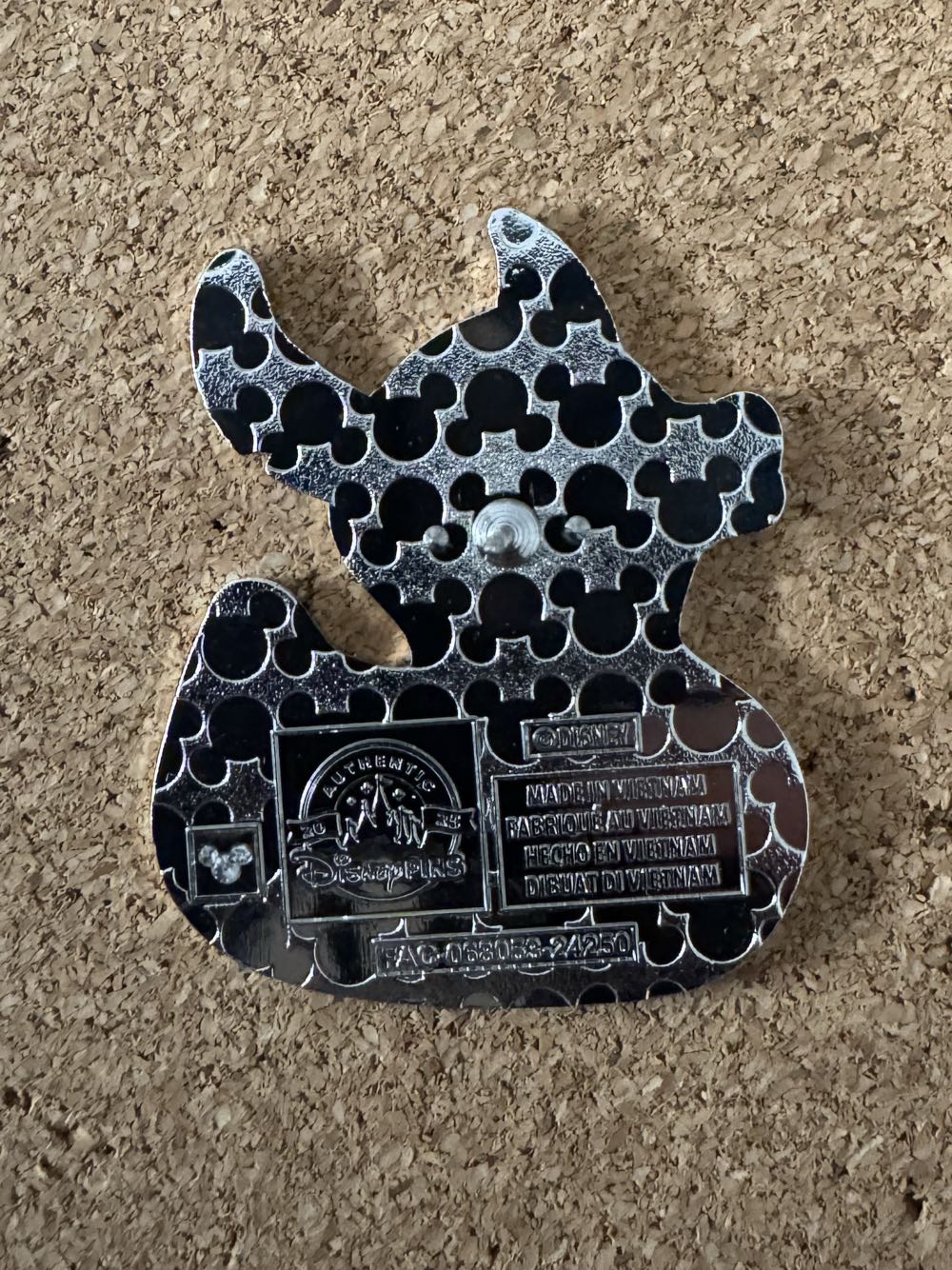 Ducks of Disney - Stitch - Hard Enamel, Metal pin collectible - Main Image 2