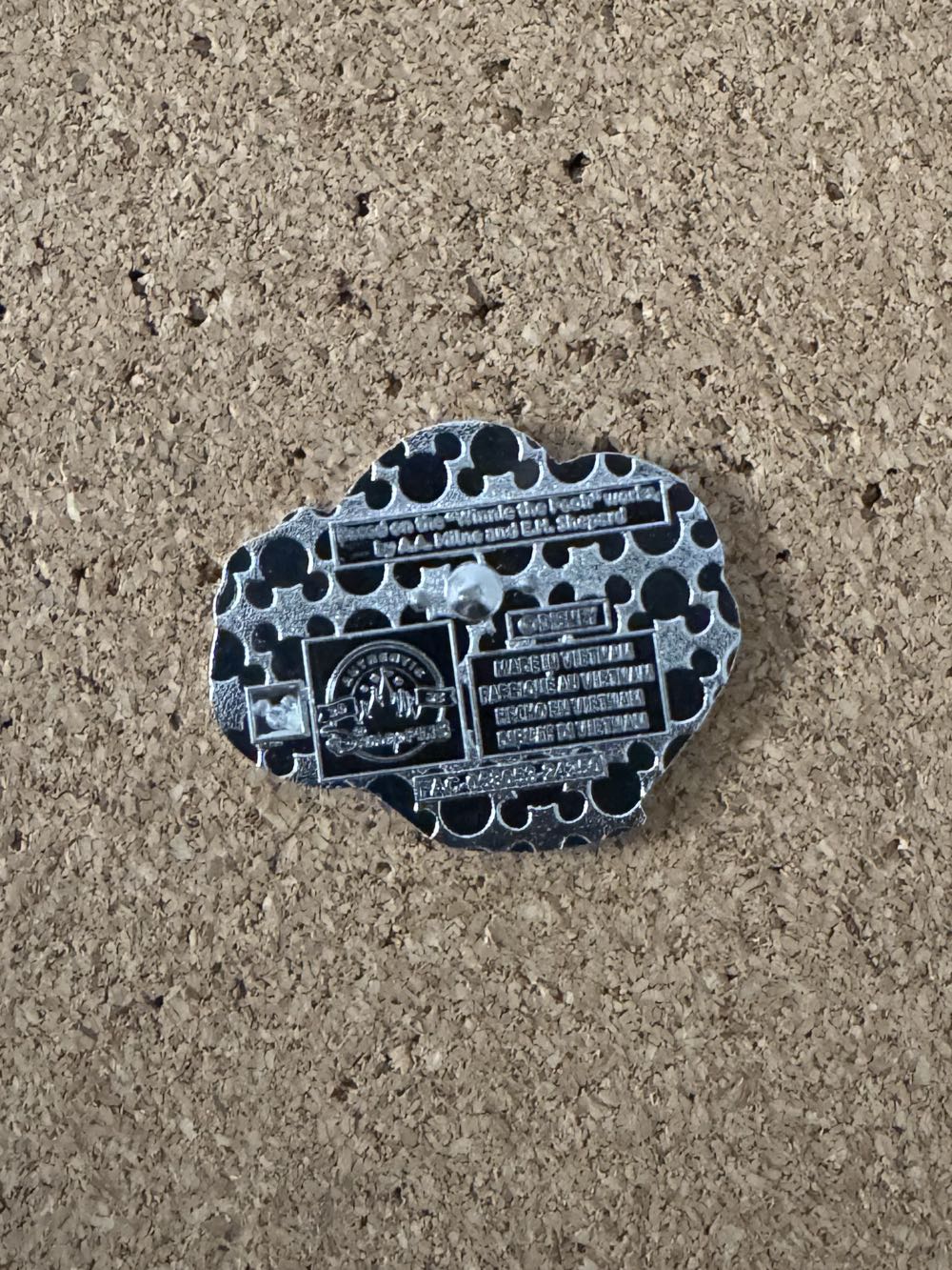 Slippers - Winnie the Pooh - Hard Enamel, Metal pin collectible - Main Image 2