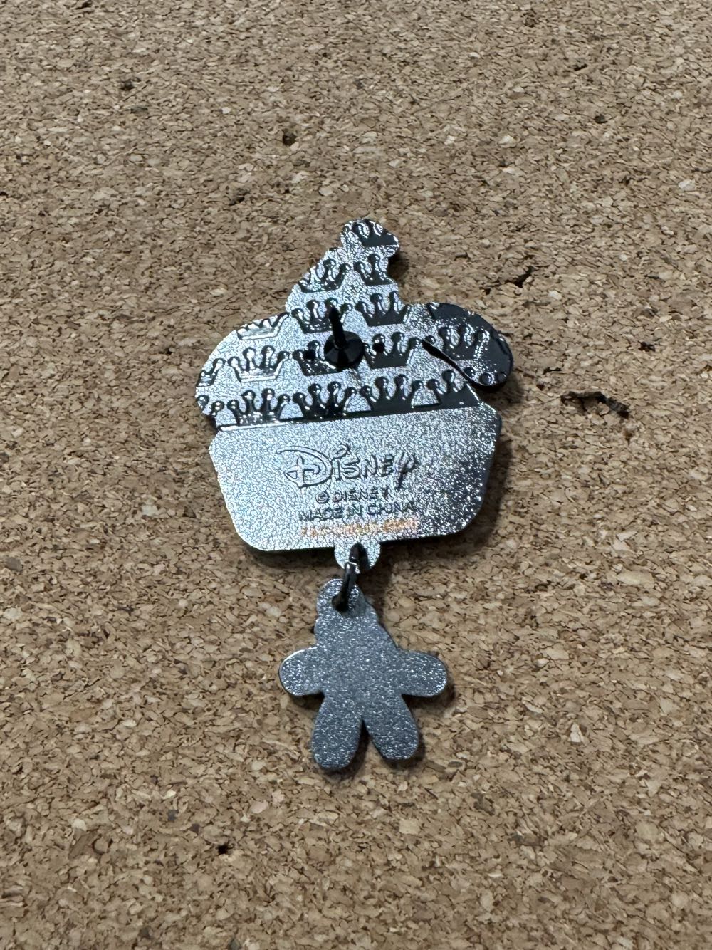 LFLY Mickey & Friends Frozen Treats - Goofy - Disney Loungefly pin collectible - Main Image 2
