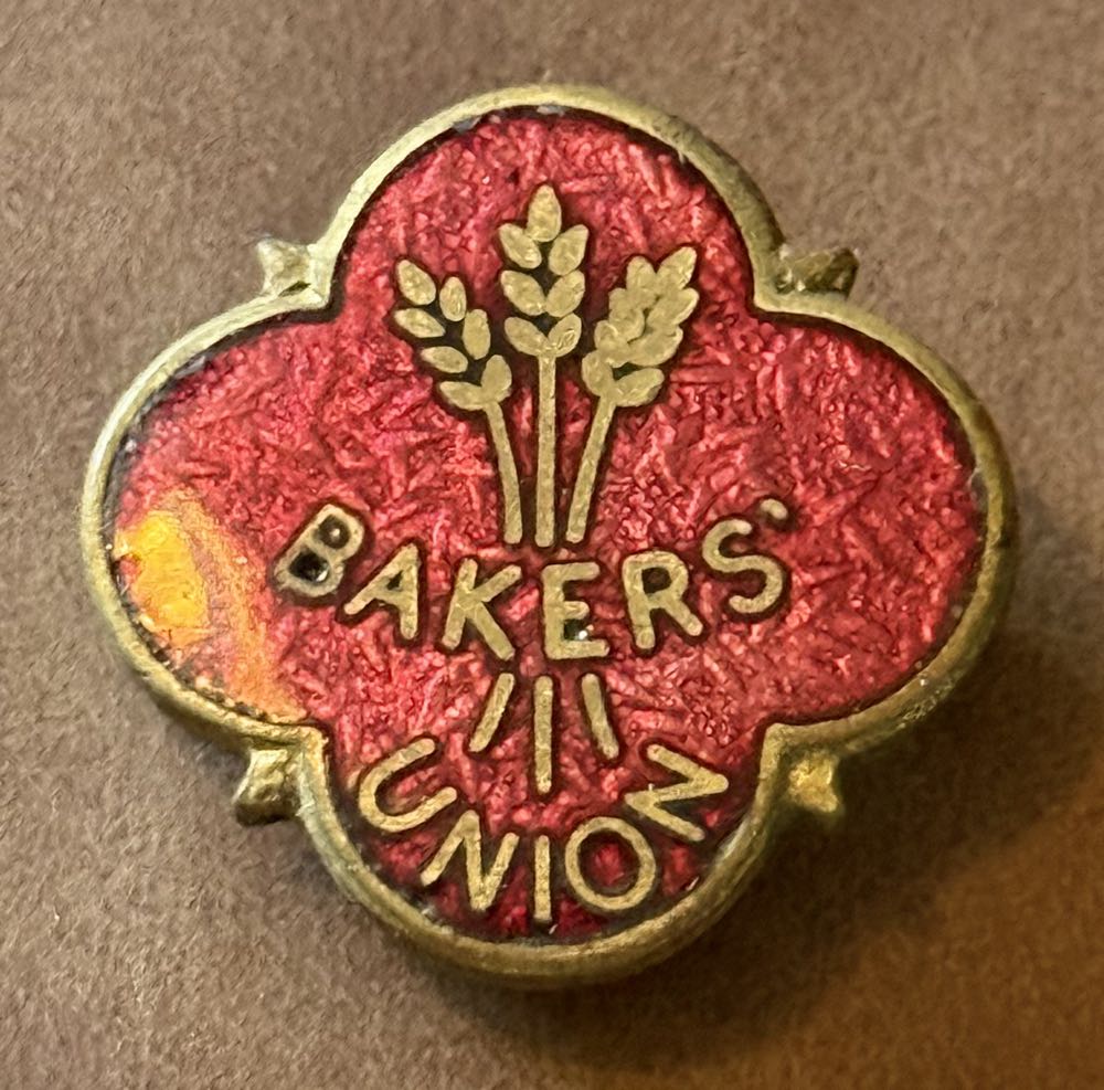 Kidrobot X Looney Tunes Collectible Pins And Lanyard 