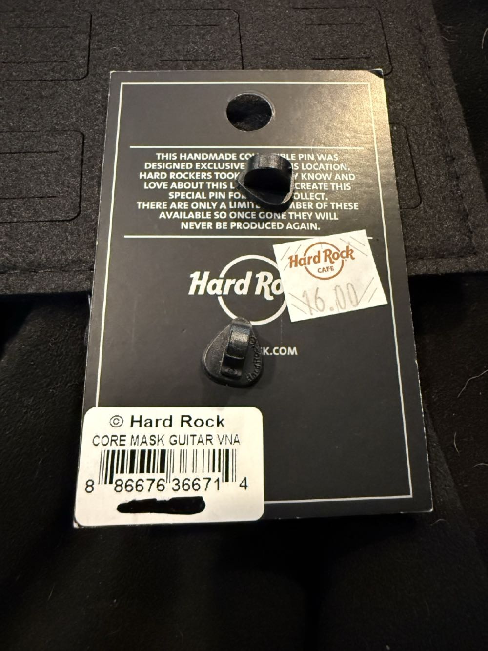 Hard Rock Vienna Mask - Hard Rock pin collectible [Barcode 886676366714] - Main Image 2
