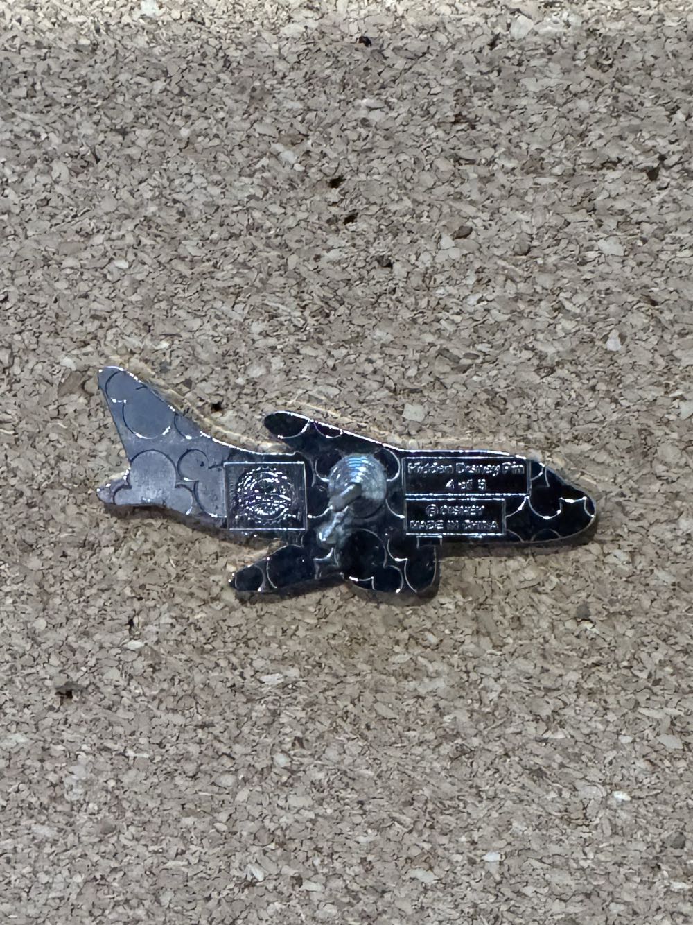 Plane 2022 - Minnie Mouse - Hidden Mickey pin collectible - Main Image 2