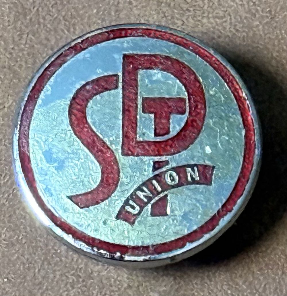 Kiki Disney Pin The Little Mermaid Ariel And Flounder Book