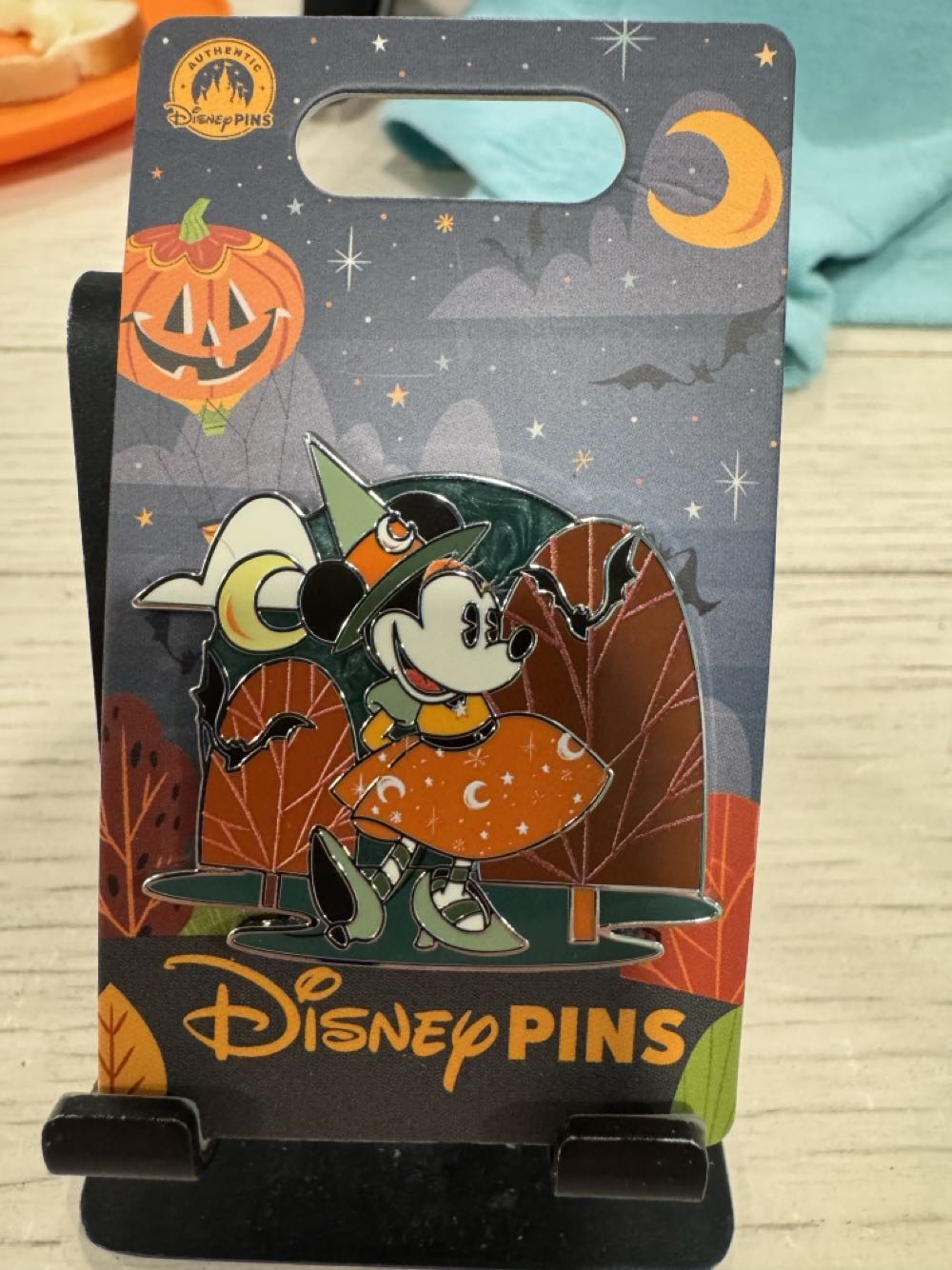 Minnie As A Witch Halloween 2025  pin collectible [Barcode 400992280259] - Main Image 2