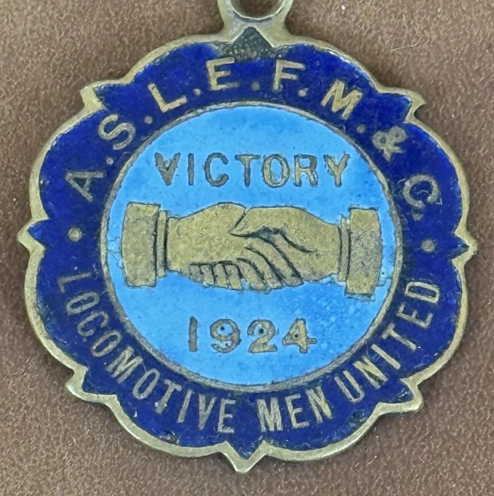Associated Society of Locomotive Engineers and Firemen - Solidarity Won United We Fought 1924  pin collectible - Main Image 2