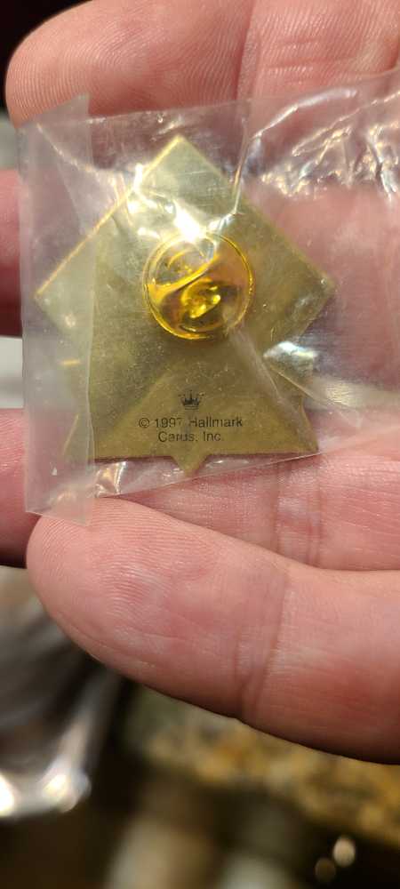 1997 Artists On Tour  pin collectible - Main Image 2