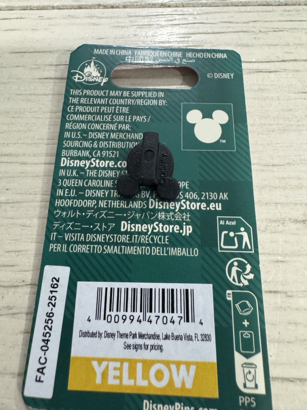 Minnie Dressed as Mrs Claus 2025 - Enameled cloisonné pin pin collectible [Barcode 400994470474] - Main Image 2