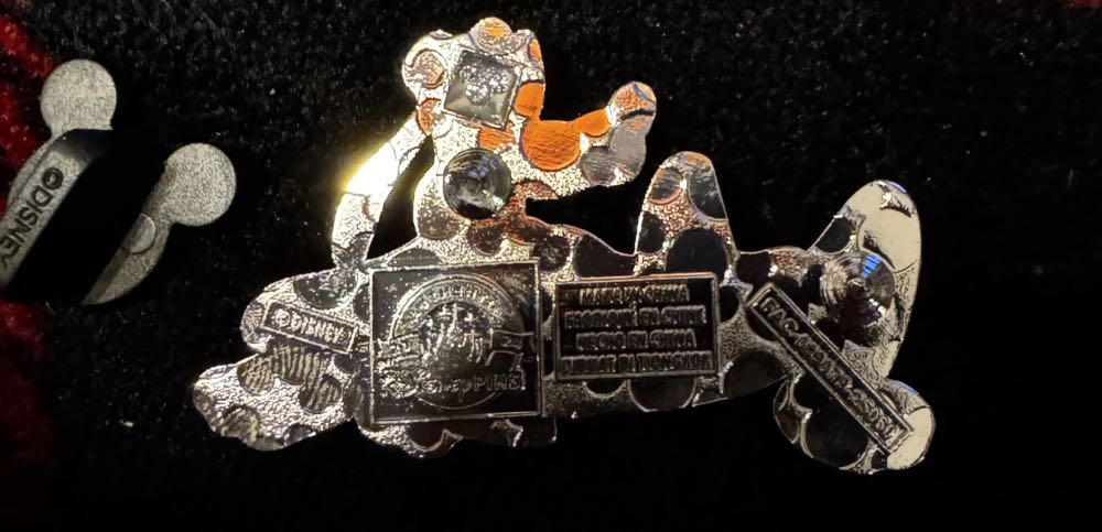 Metallic Pluto - Disney Pin pin collectible - Main Image 2