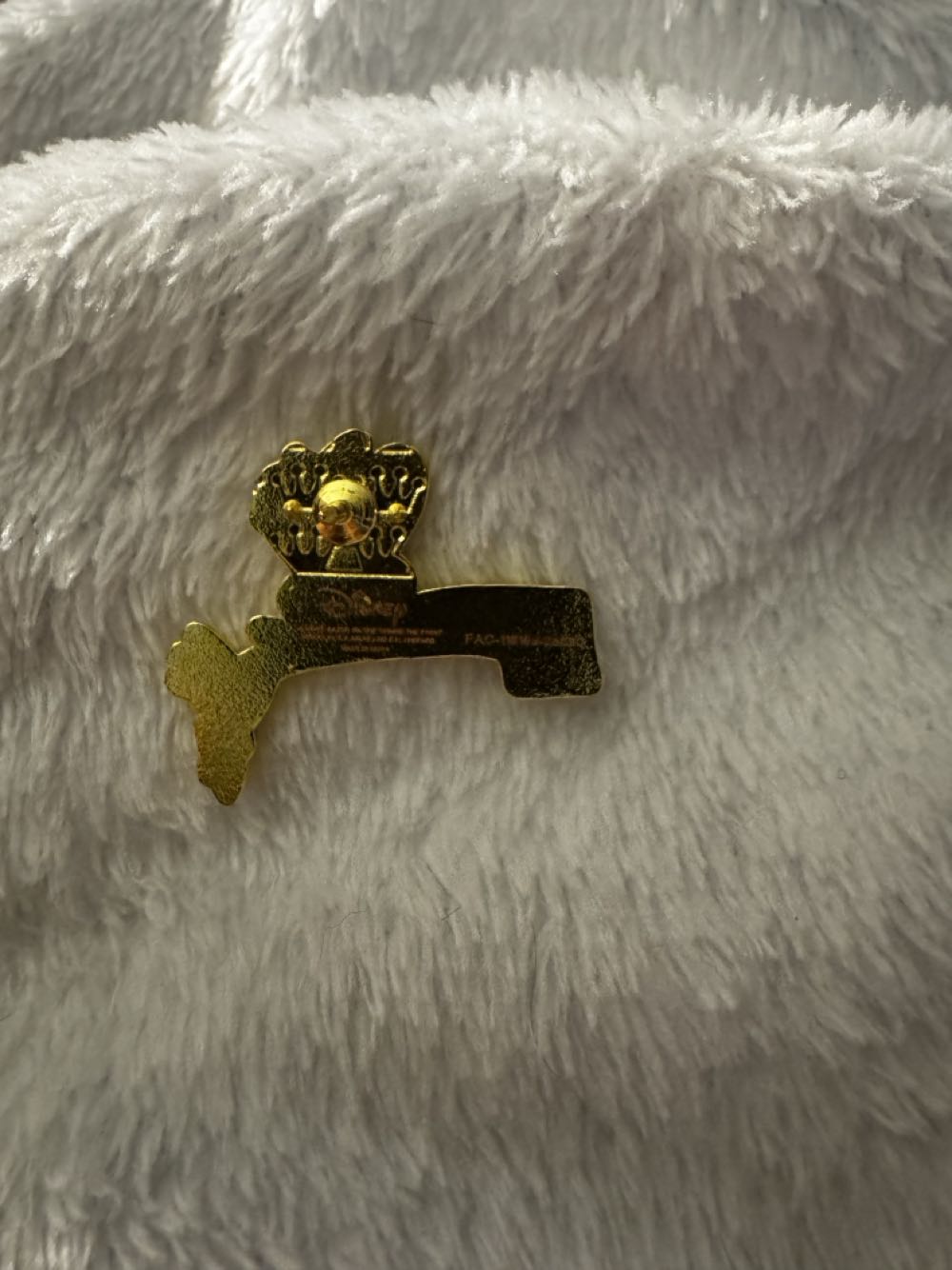 Piglet In A Tree, Loungefly Mystery Pin  pin collectible - Main Image 3