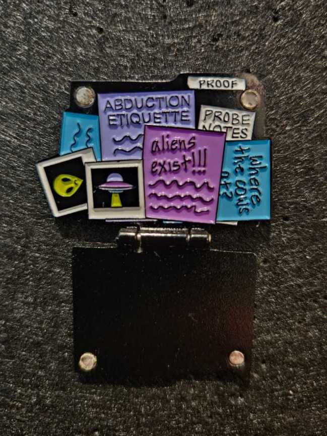 X-Files: Opener - Random pin collectible - Main Image 2