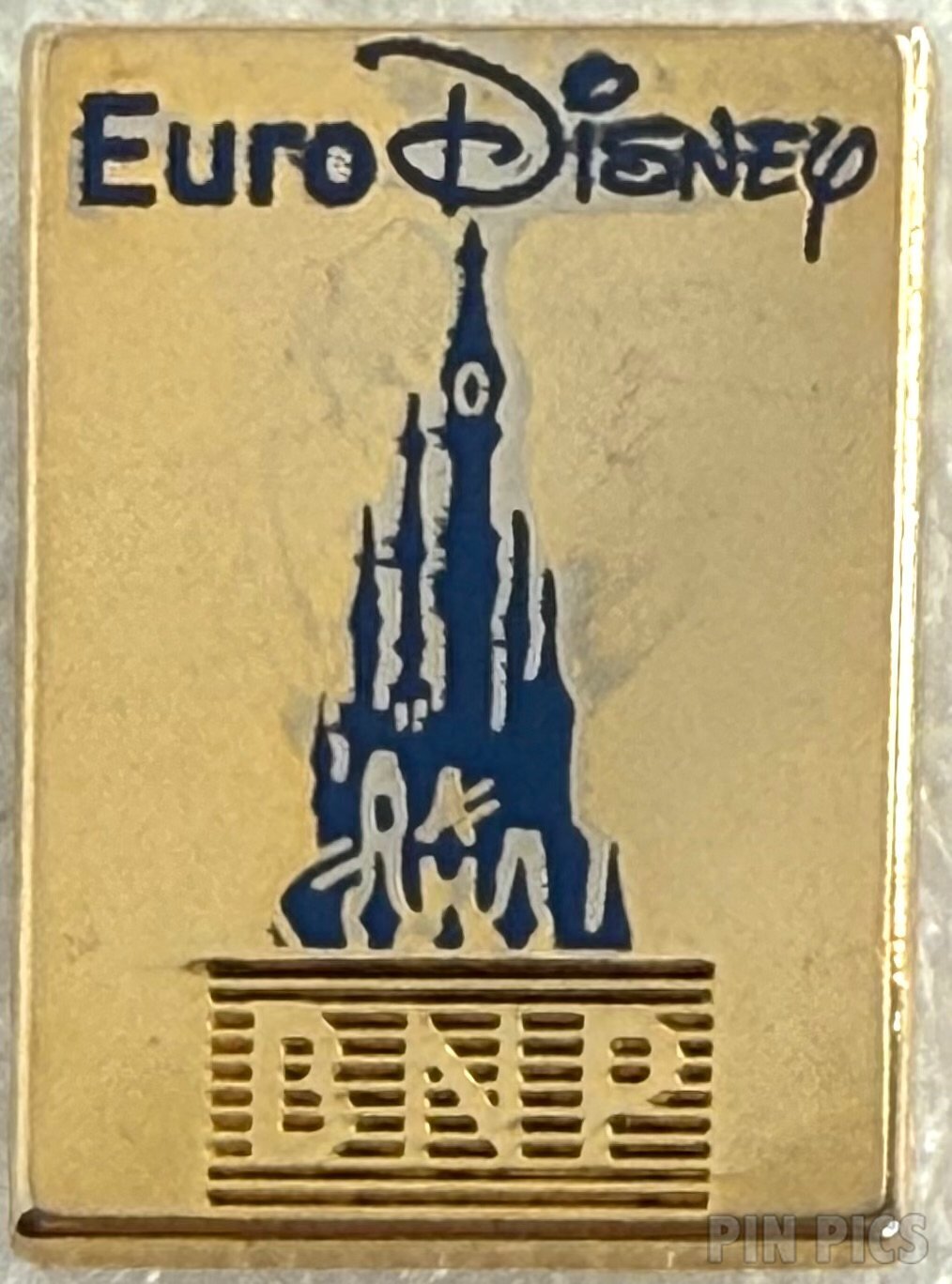 DCA Beach Pin Series - Surfer Donald (Swivel)