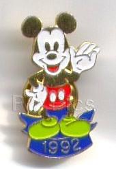 Piglet blowing bubbles - pink shirt