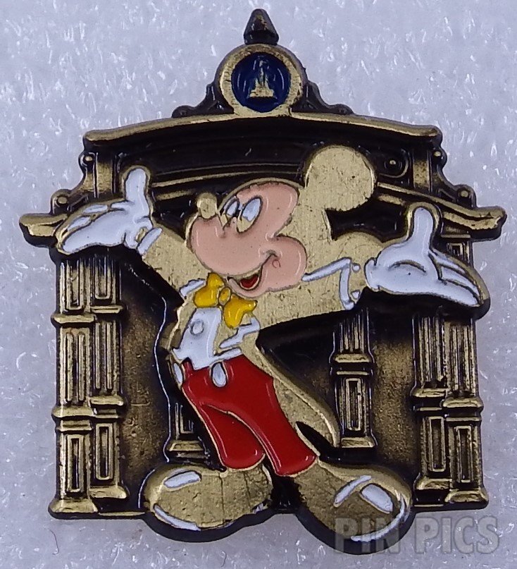 Button - WDW - Epcot Holidays Around The World 1999