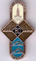 Button - Mickey and Minnie - Disneyland - HeartBrooch-type pin back.