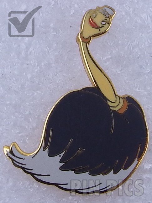 Button - Brave Little Tailor - Disneyana - 1993