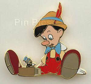 DA - Stitch Opens Present