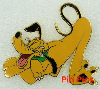 Mickey serving cakes