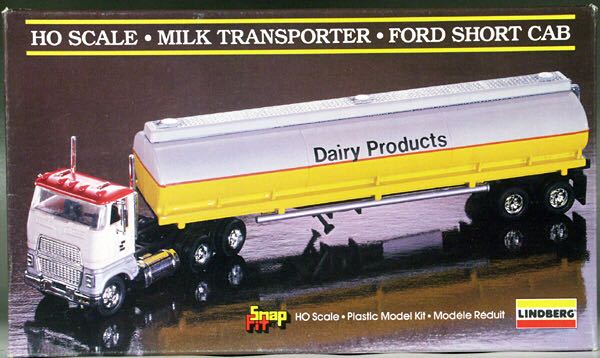 HO Scale Milk Transporter Ford Short Cab - Lindberg model planes collectible [Barcode 042631010546] - Main Image 1