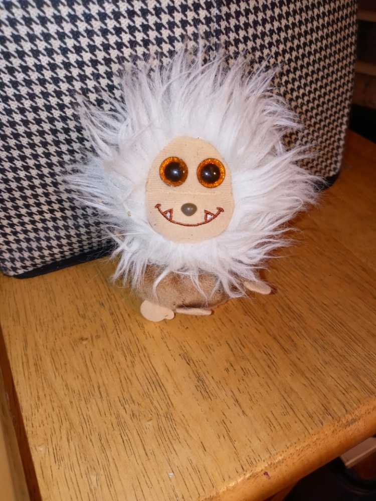 Zinger Frizzy  plush collectible [Barcode 008421373260] - Main Image 2