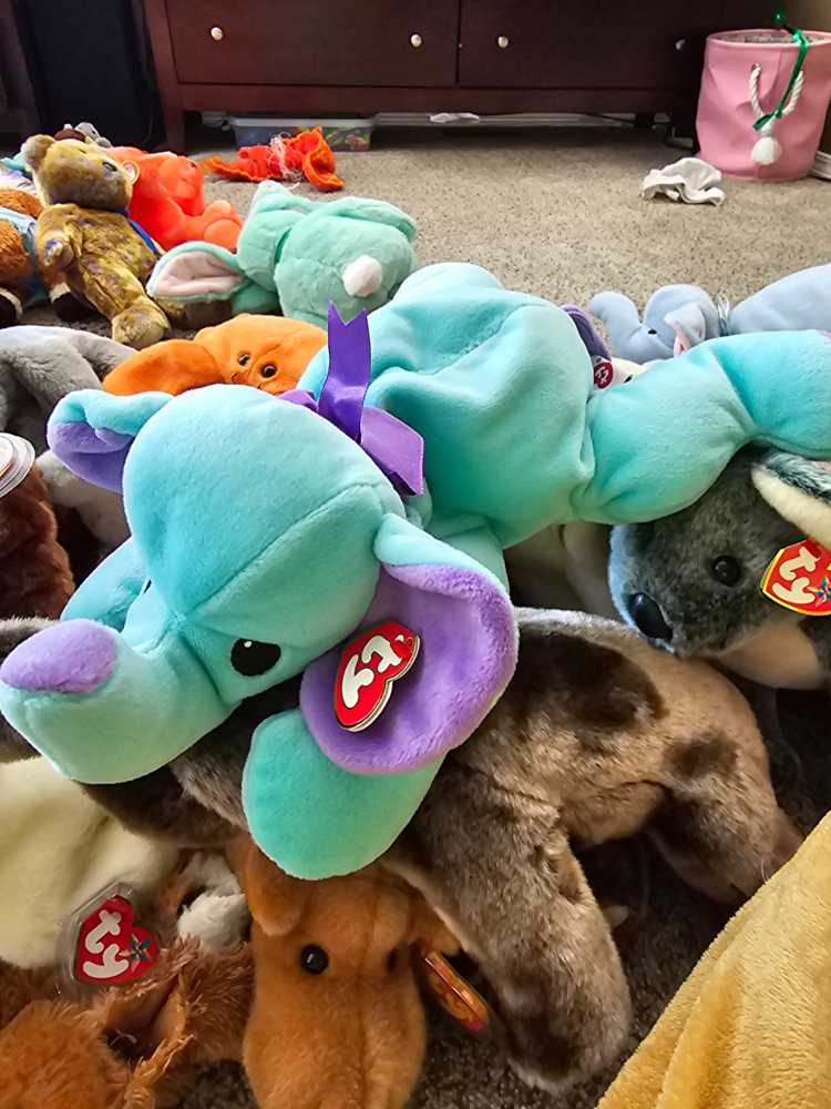 Squirt The Elephant (Pillow Pal)  plush collectible [Barcode 008421031092] - Main Image 3