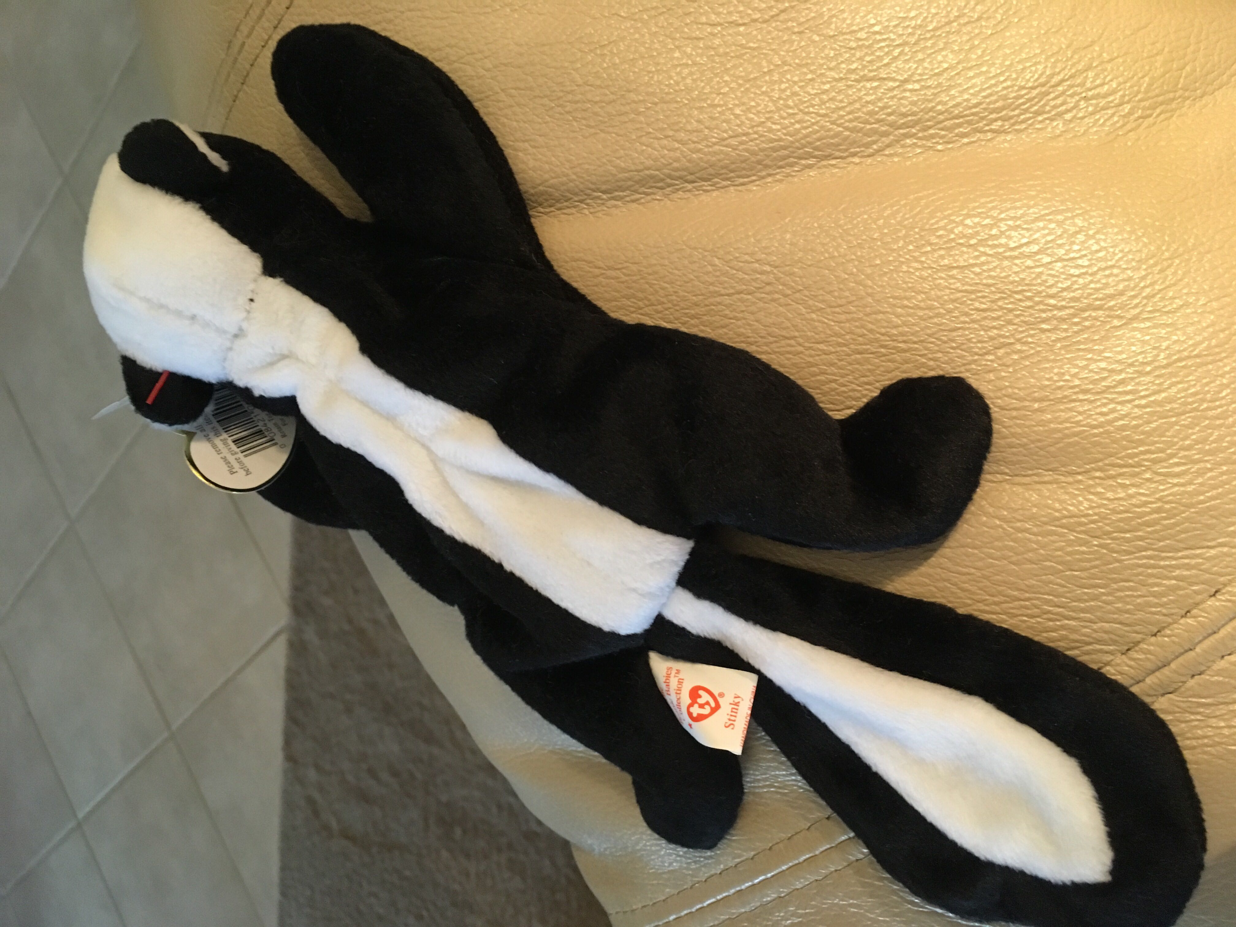 Stinky The Skunk 3rd Gen  (United States) plush collectible [Barcode 008421040179] - Main Image 4