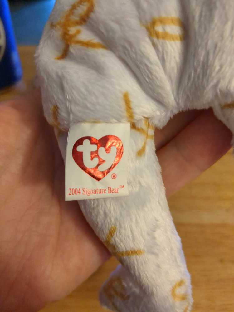 Signature Bear 2004  (United States) plush collectible [Barcode 008421401581] - Main Image 3