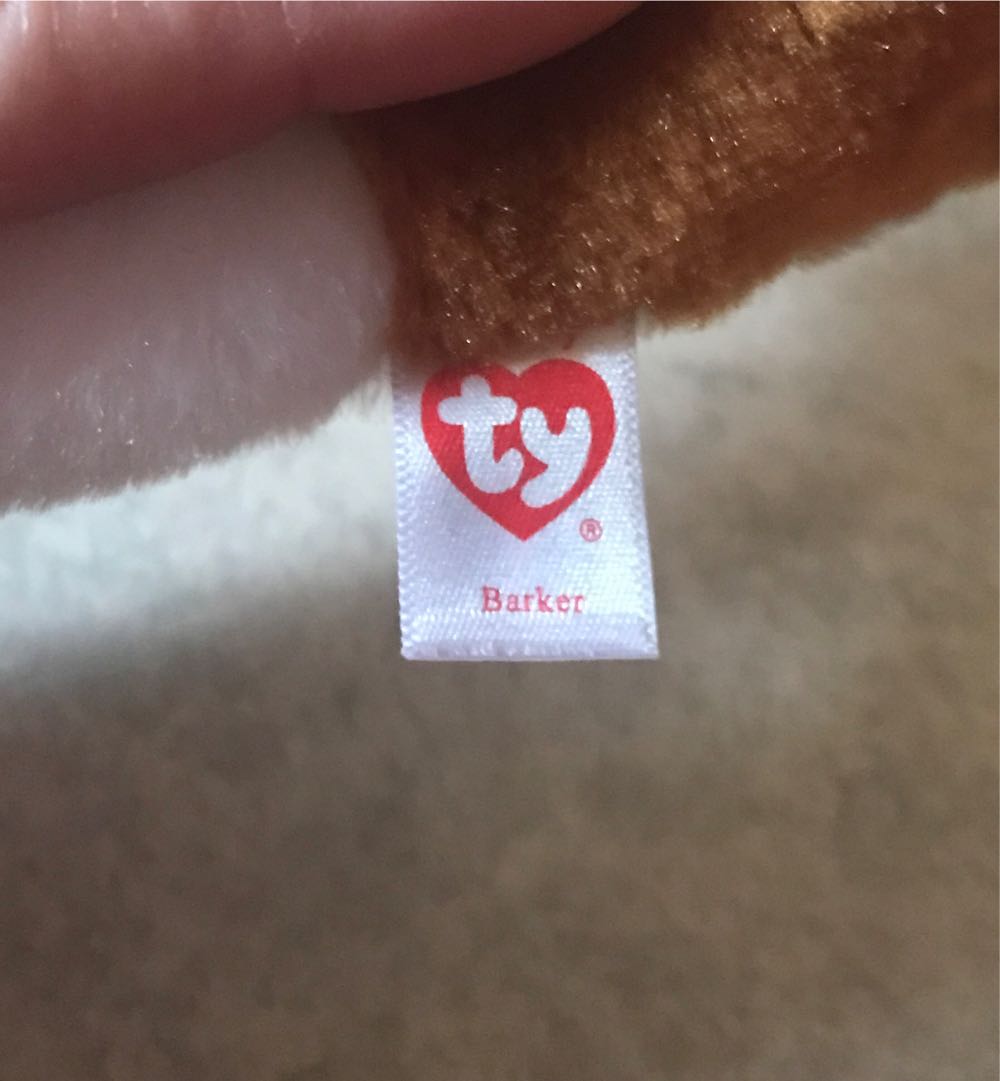 Barker the Bassett Hound Dog  (United States) plush collectible [Barcode 008421401314] - Main Image 3