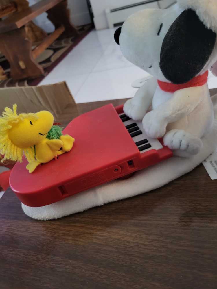 Hallmark Peanuts Swingin’ With Snoopy And Woodstock Plush Interactive Holiday Display  plush collectible [Barcode 795902124885] - Main Image 3