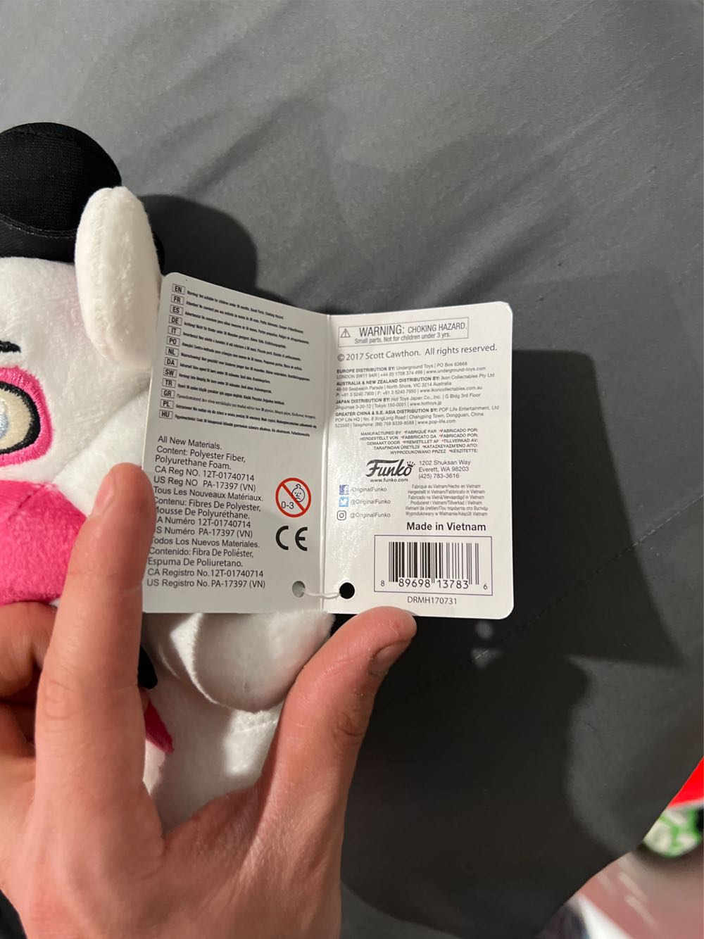 Funtime Freddy  (United States) plush collectible [Barcode 889698137836] - Main Image 3