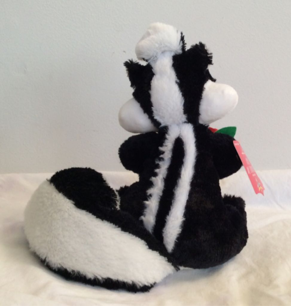 Skunk Hallmark Pepe De L’Amour  plush collectible [Barcode 763795975129] - Main Image 2