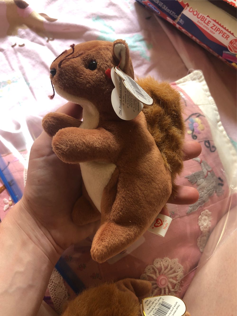 Nuts The Squirrel  (United States) plush collectible [Barcode 008421041145] - Main Image 2
