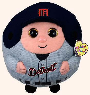 Giraffe with big feet