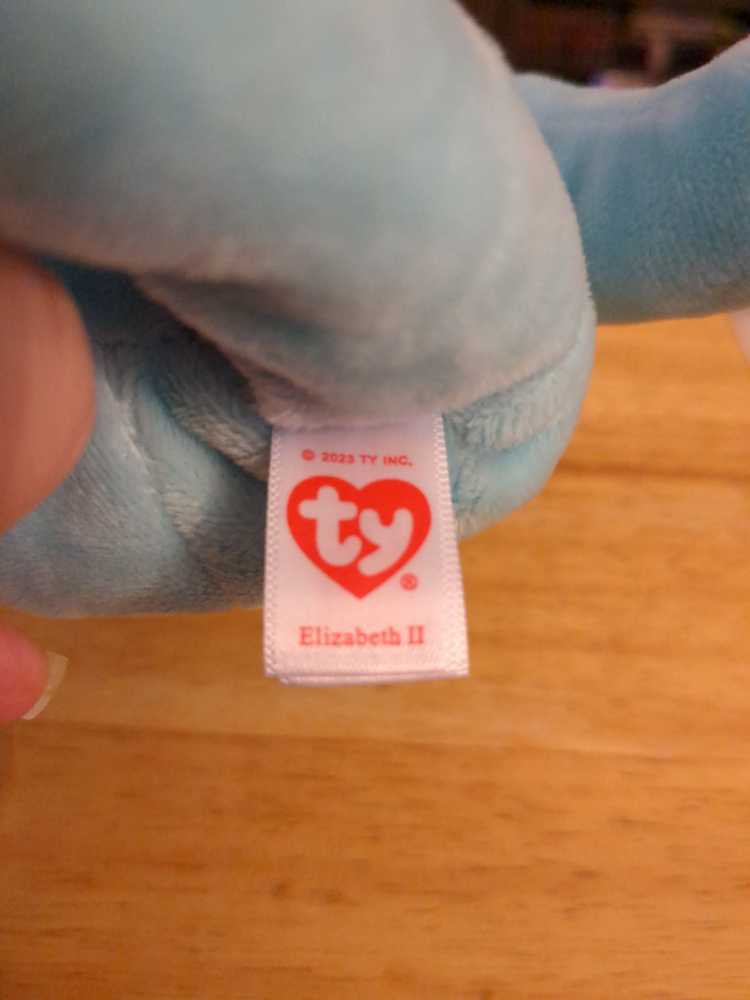 Elizabeth II The Bear  plush collectible [Barcode 008421412891] - Main Image 2