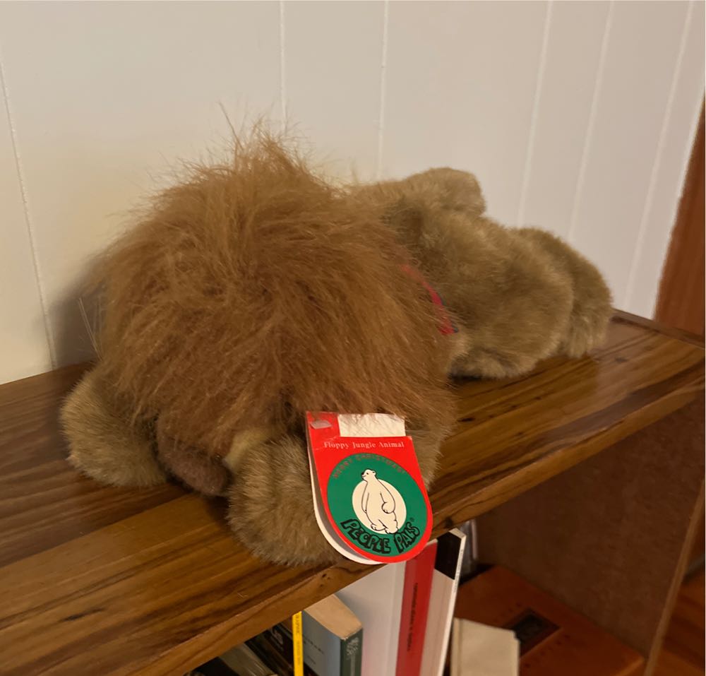 People Pals Lion  plush collectible - Main Image 1