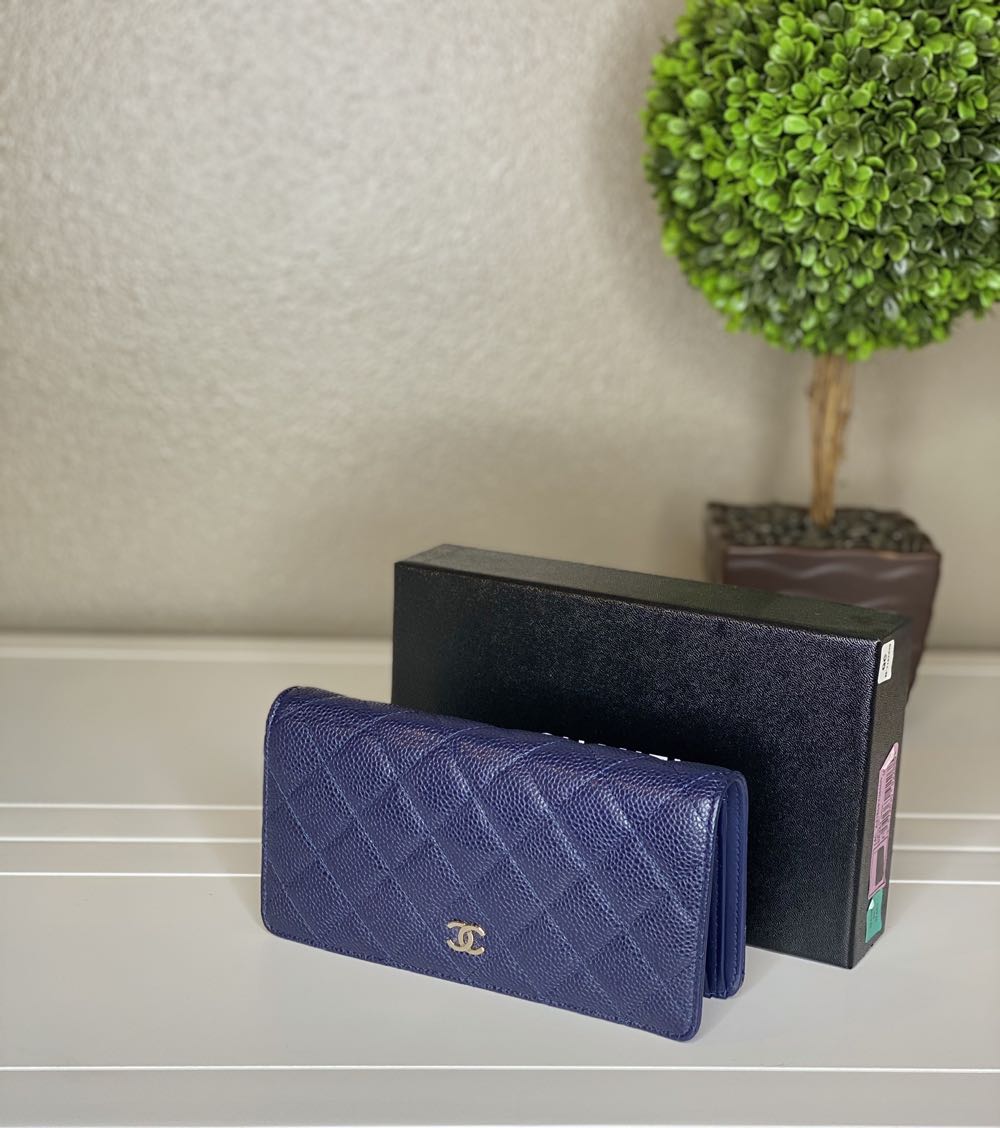 Chanel  Quilted Yen Wallet black  (Italy) plush collectible - Main Image 2