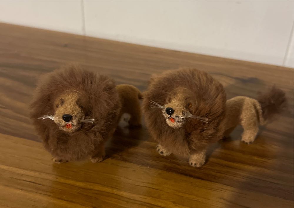 Small Holiday Charlie Brown With Gift