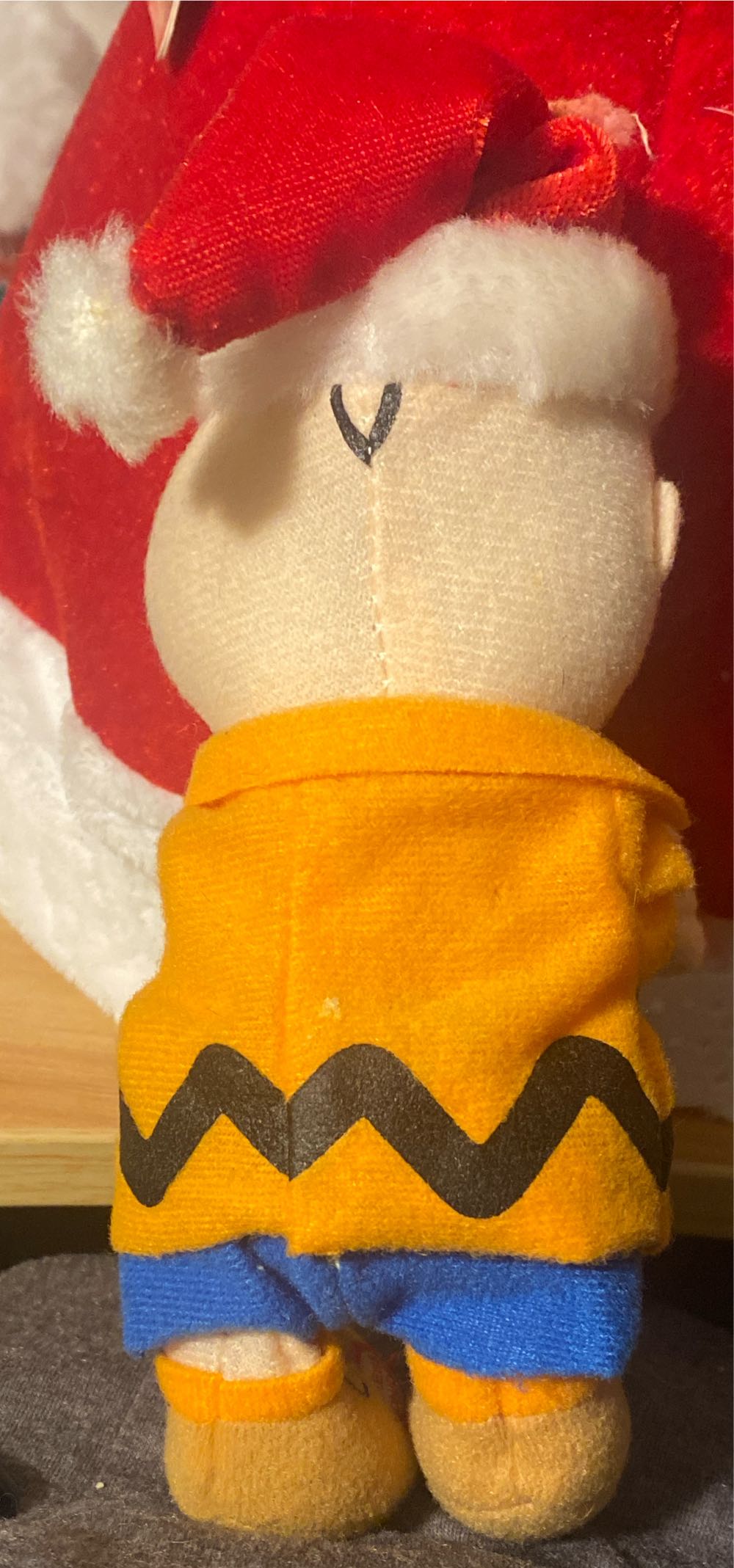 Small Holiday Charlie Brown With Gift  (United States) plush collectible - Main Image 2