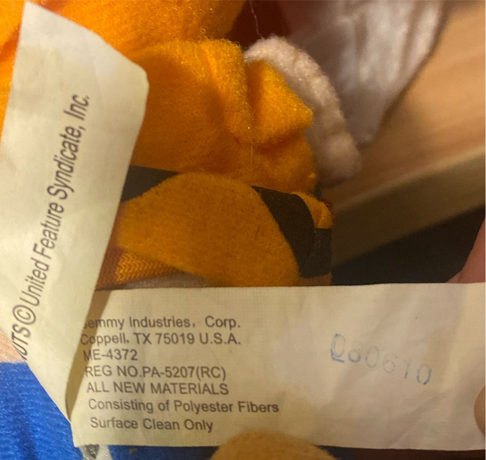 Small Holiday Charlie Brown With Gift  (United States) plush collectible - Main Image 3