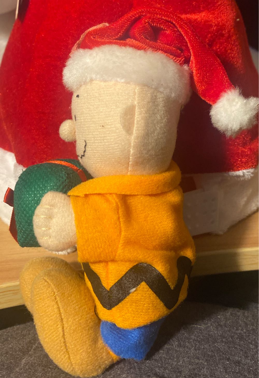 Small Holiday Charlie Brown With Gift  (United States) plush collectible - Main Image 4