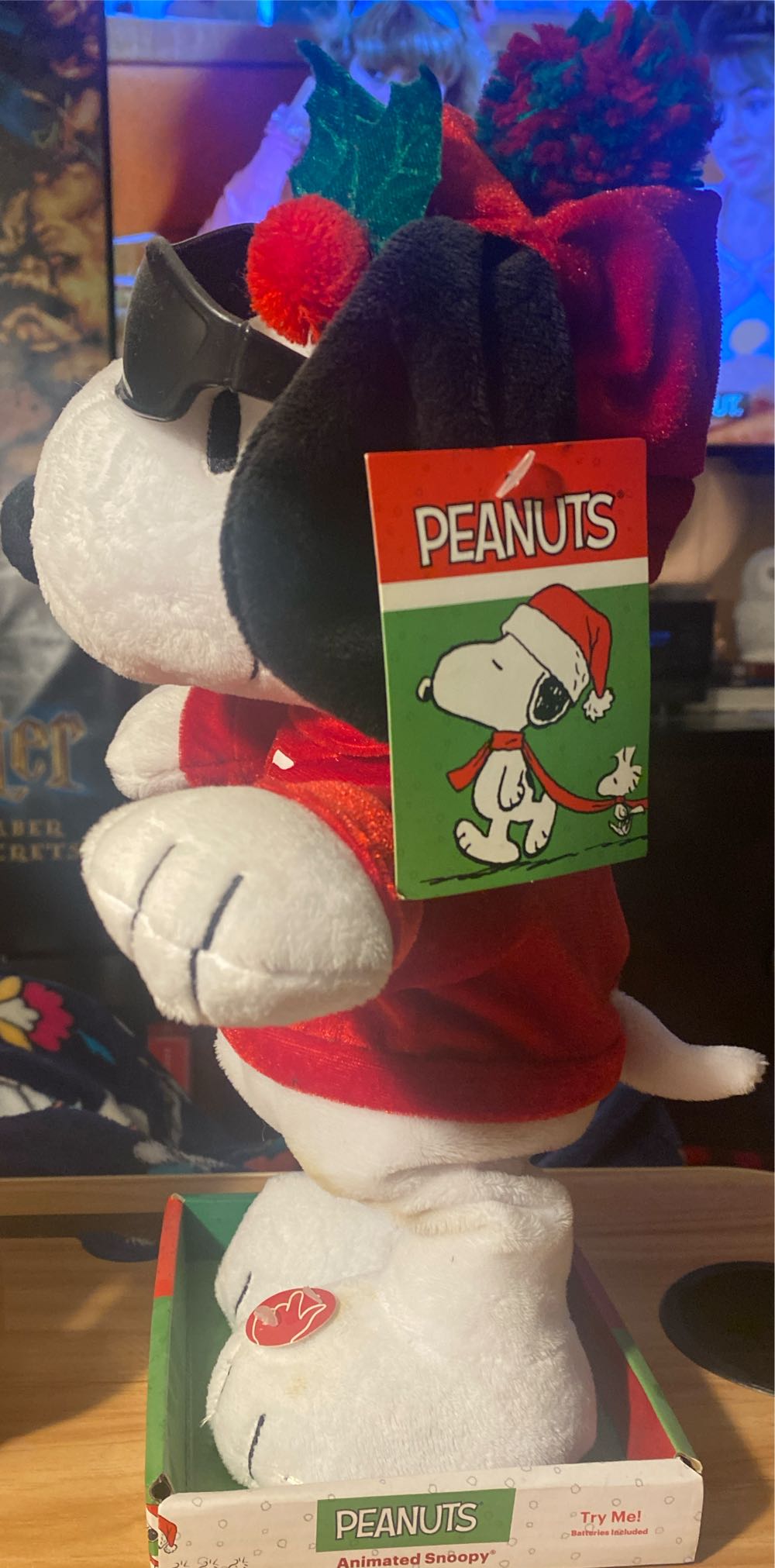 Dan Dee Peanuts Snoopy As Joe Cool Animated Plush  (United States) plush collectible [Barcode 047475641048] - Main Image 3
