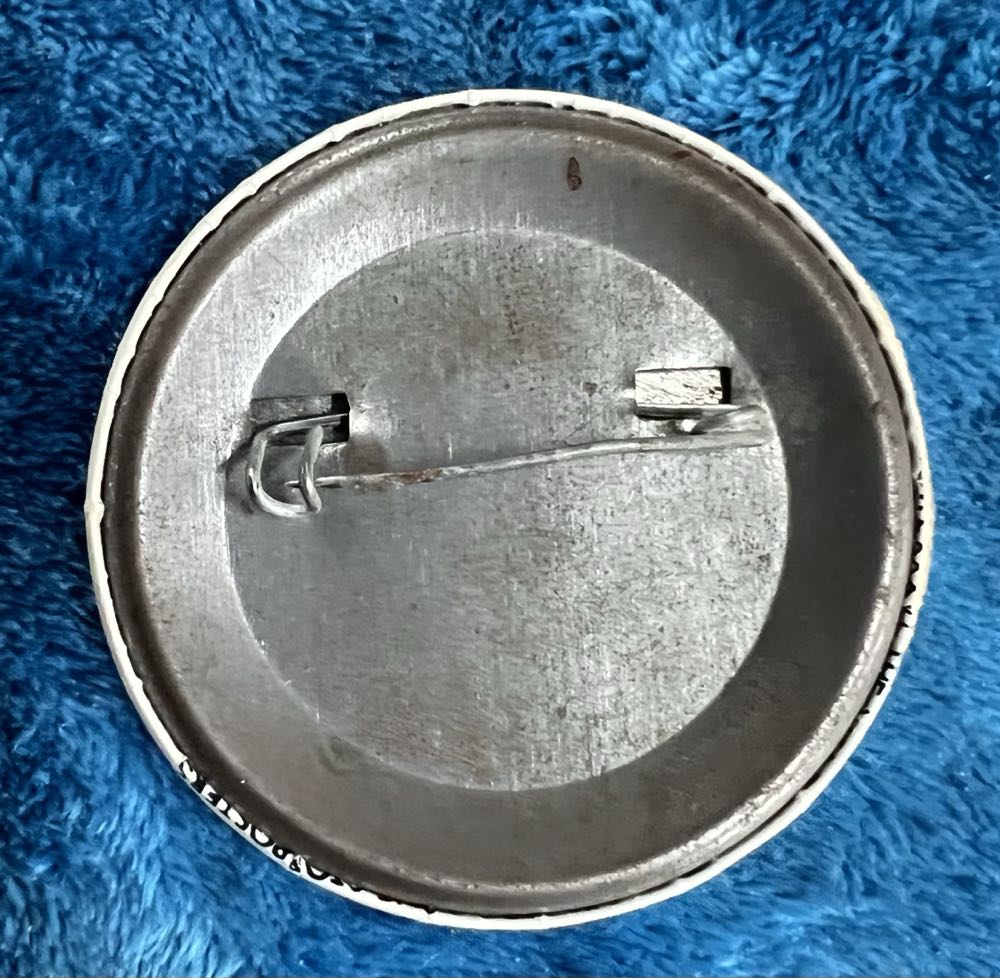 120) 1988 The Walt Disney Company ”Donald Duck”  2 1/4 In. Pin Back Button VG+  plush collectible - Main Image 3