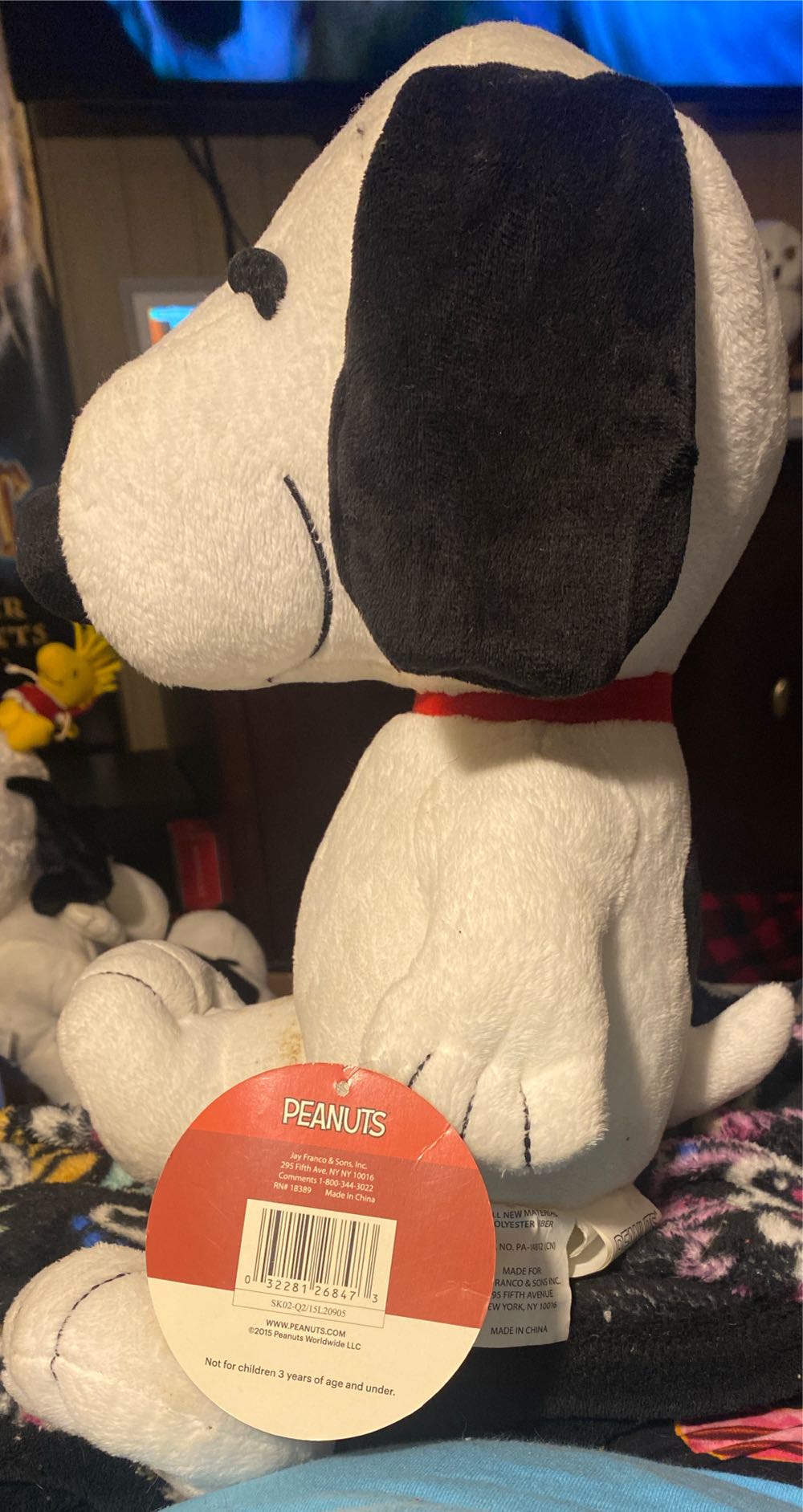 Jay Franco & Sons Peanuts Large Snoopy Plush  (United States) plush collectible [Barcode 032281268473] - Main Image 3