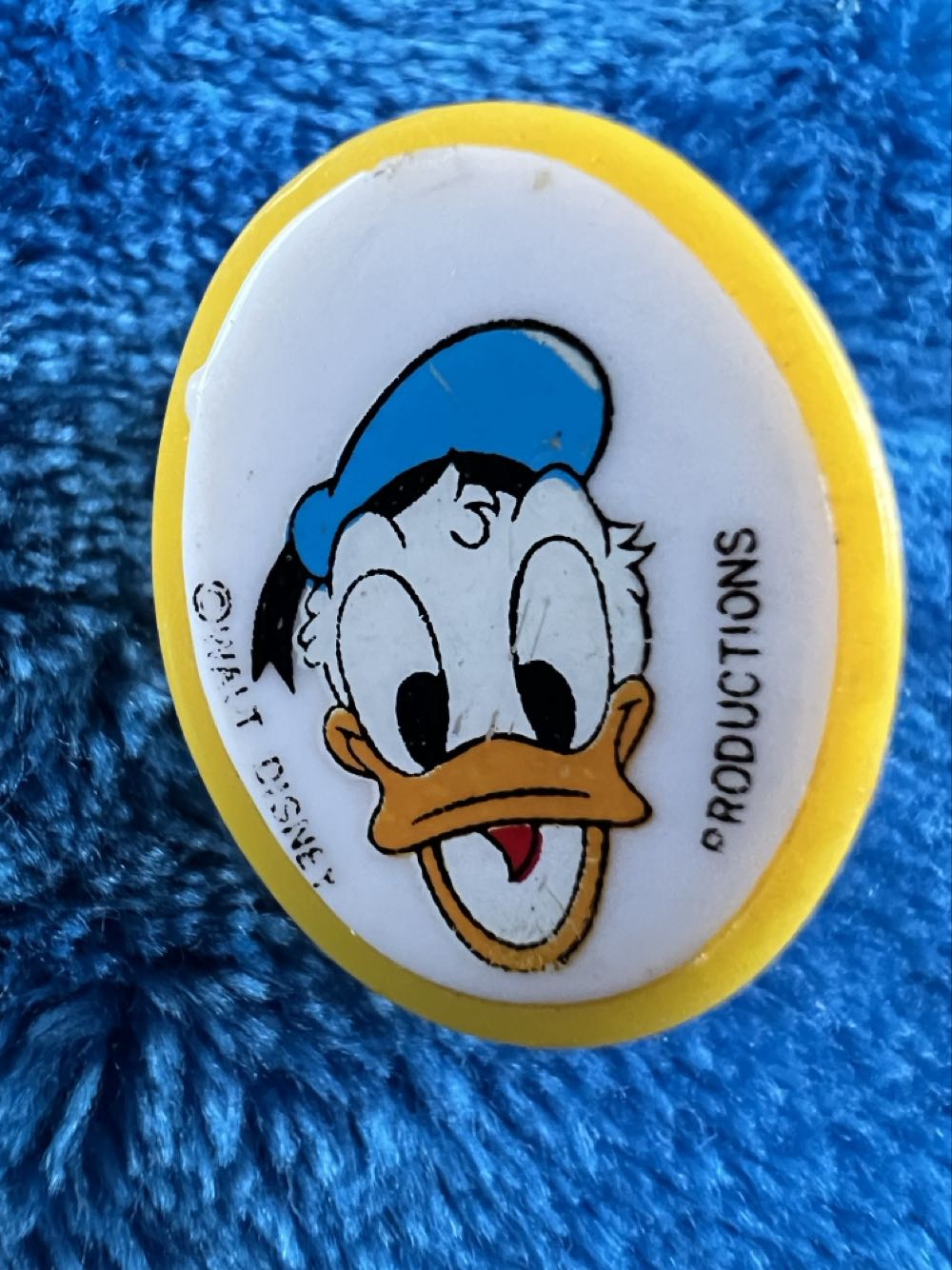 129) Donald 1 Earring Or Pin Oval Vintage   plush collectible - Main Image 3