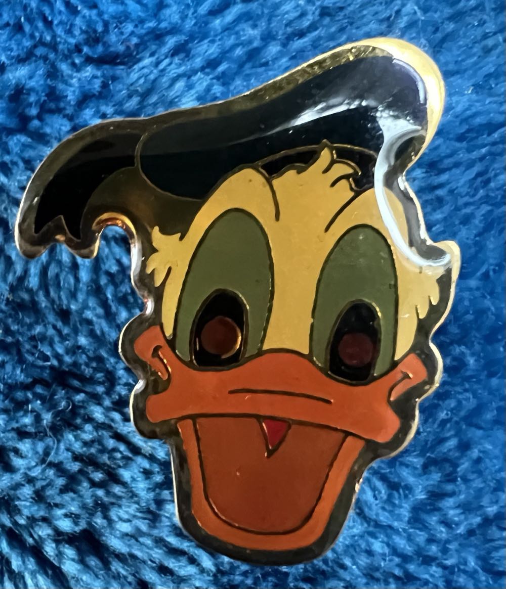 130) Donald Pin Light Up Eyes 3 Prong   plush collectible - Main Image 3