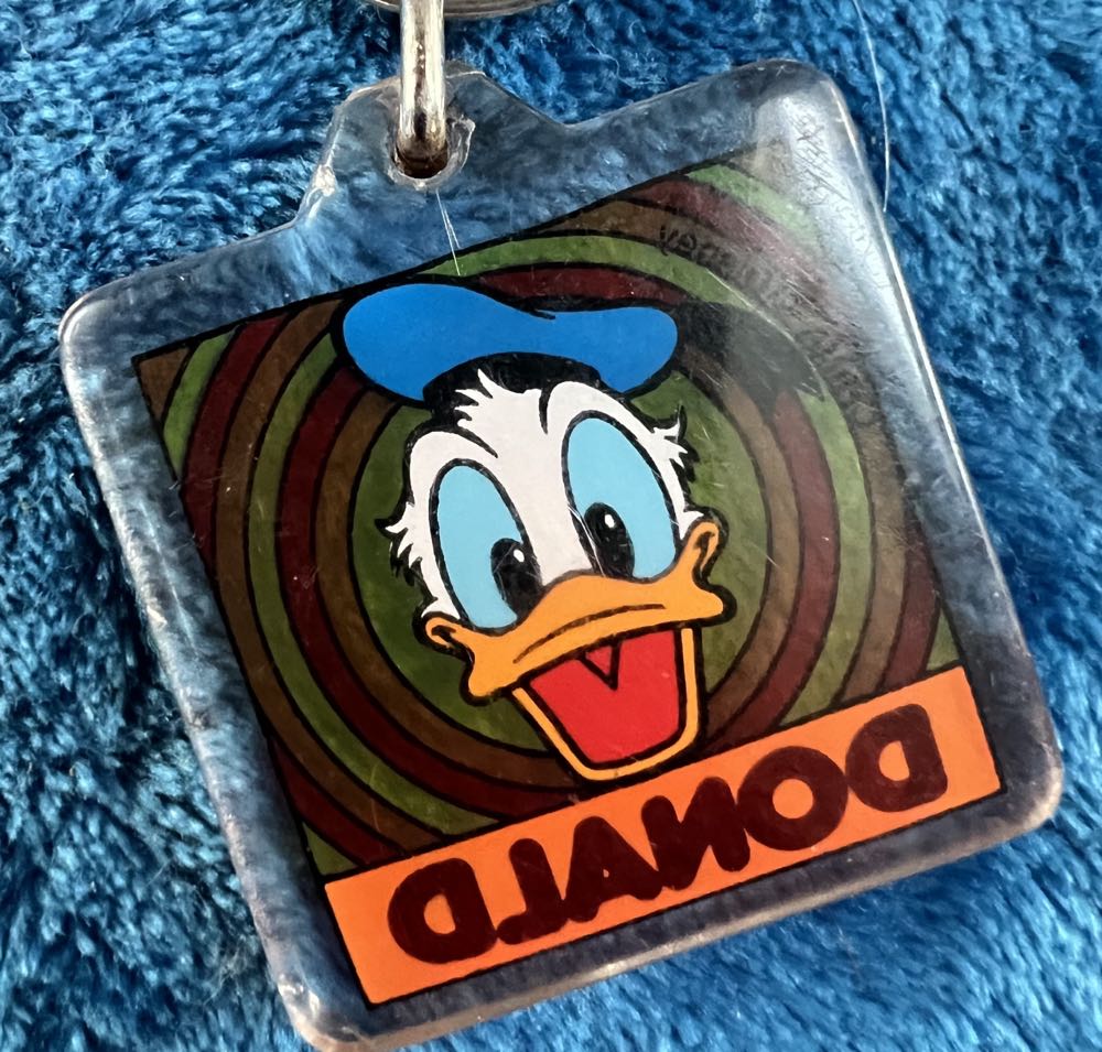 131) Donald Duck Face Plastic Square Keyring Vintage   plush collectible - Main Image 2