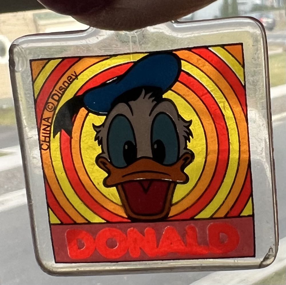 131) Donald Duck Face Plastic Square Keyring Vintage   plush collectible - Main Image 3
